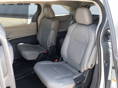 Used 2022 Toyota Sienna XLE FWD image 16