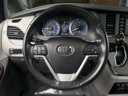 Used 2019 Toyota Sienna XLE w/ XLE Navigation Package FWD image 25