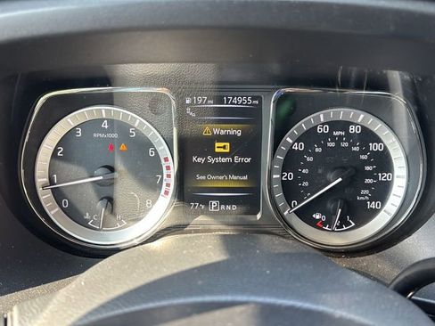 Used 2018 Nissan Titan SV w/ SV Convenience Package RWD image 18