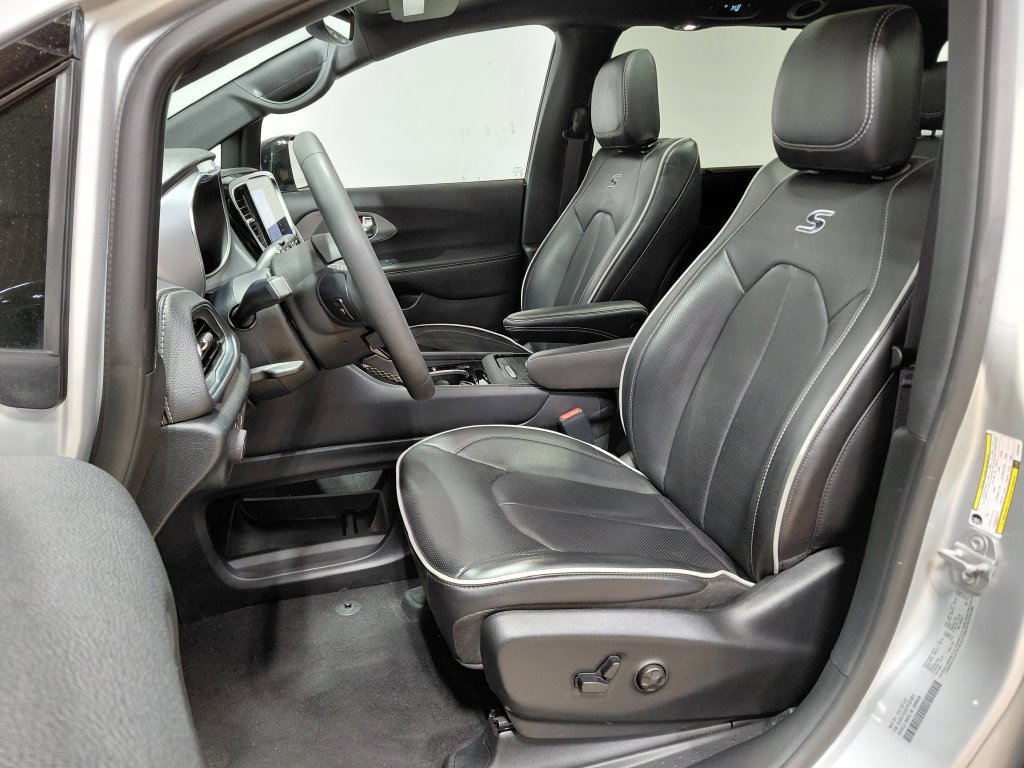 Certified 2026 Chrysler Pacifica Limited w/ S Appearance Package FWD image 9