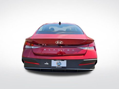Used 2025 Hyundai Elantra SE image 4