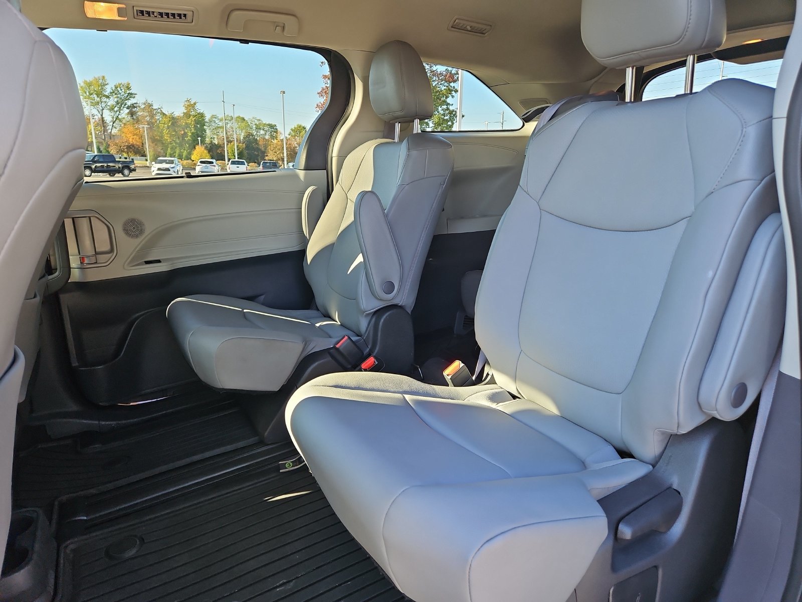 Certified 2022 Toyota Sienna XLE w/ XLE Plus Package FWD image 12