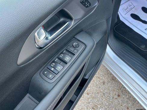 Used 2026 Chrysler Pacifica Select image 13