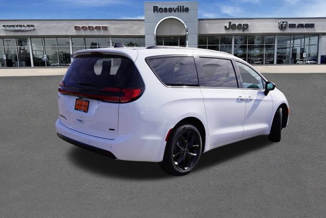 New 2026 Chrysler Pacifica Select w/ S Appearance Package AWD/4WD image 4