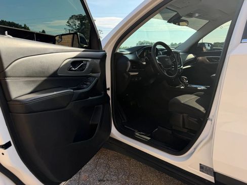 Used 2021 Chevrolet Traverse LS FWD image 17
