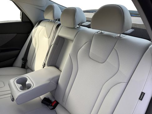 New 2025 Hyundai Elantra Limited image 16