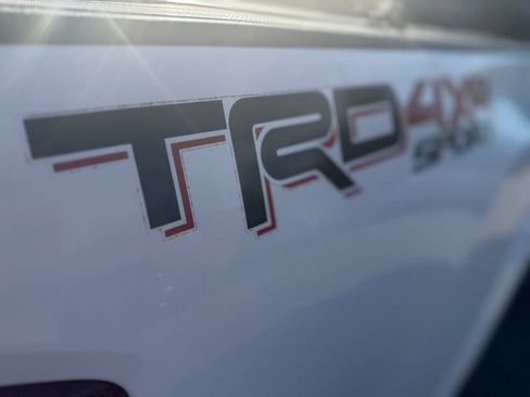Used 2018 Toyota Tacoma TRD Sport w/ Technology Package AWD/4WD image 12