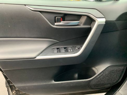 Used 2025 Toyota RAV4 XLE image 20