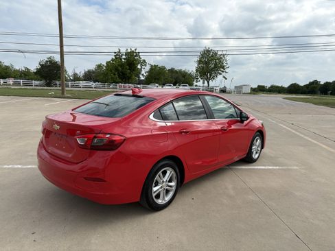 Used 2018 Chevrolet Cruze LT w/ Convenience Package FWD image 4