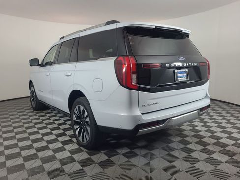 Used 2025 Ford Expedition Platinum w/ Driver's Package AWD/4WD image 5