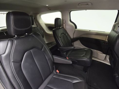 Used 2024 Chrysler Pacifica Touring-L image 22