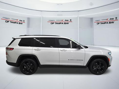 Used 2023 Jeep Grand Cherokee L Laredo AWD/4WD image 7