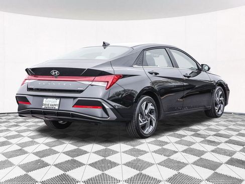 Certified 2025 Hyundai Elantra Limited FWD image 14