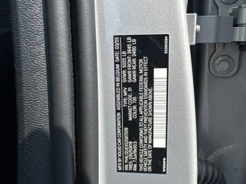 Certified 2025 Volvo XC40 B5 Plus AWD/4WD image 28