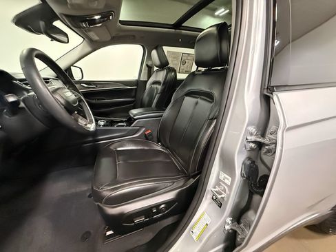 Used 2023 Jeep Grand Cherokee L Limited AWD/4WD image 11