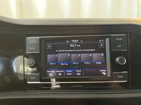 Used 2024 Volkswagen Jetta SE w/ Panoramic Sunroof Package image 18