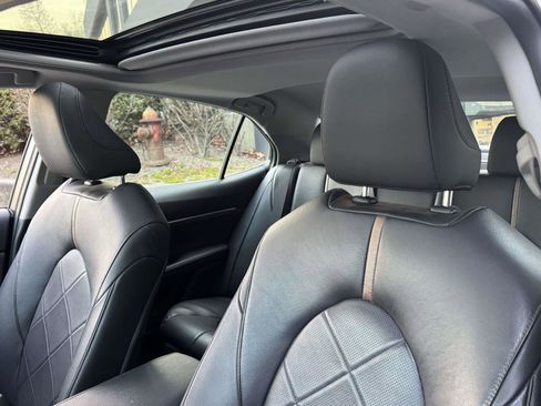 Used 2018 Toyota Camry XLE image 18