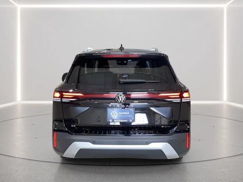 Certified 2025 Volkswagen Tiguan SE w/ Panoramic Sunroof Package AWD/4WD image 28