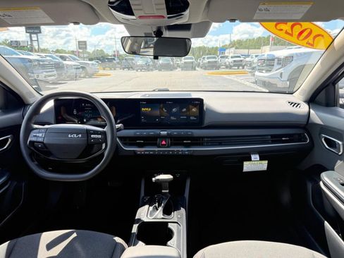 Used 2025 Kia K4 FWD image 3