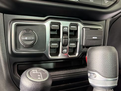 Used 2022 Jeep Gladiator Sport AWD/4WD image 18