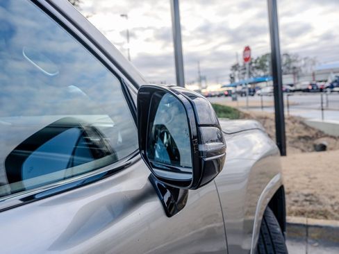 Used 2023 Lexus LX 600 4WD w/ Luxury Package image 31