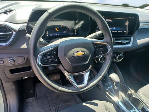 Used 2025 Chevrolet TrailBlazer LT w/ Convenience Package AWD/4WD image 9