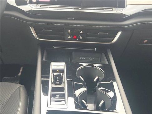 Used 2025 Volkswagen Atlas SE image 13