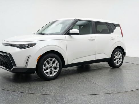 Used 2025 Kia Soul LX w/ LX Technology Package FWD image 3