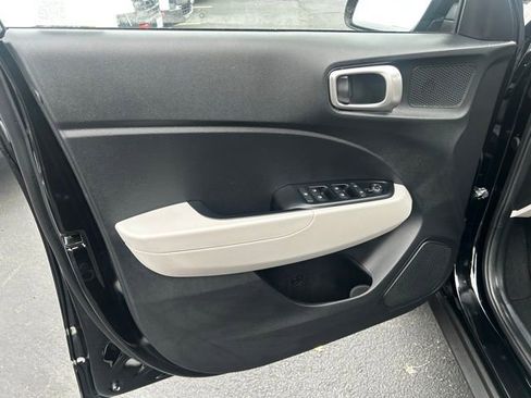 Certified 2025 Hyundai Venue SEL image 9