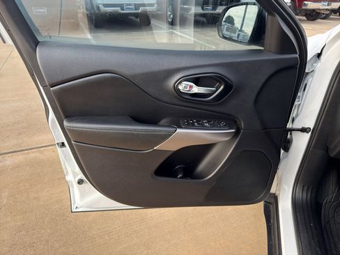 Used 2020 Jeep Cherokee Latitude Plus FWD image 9
