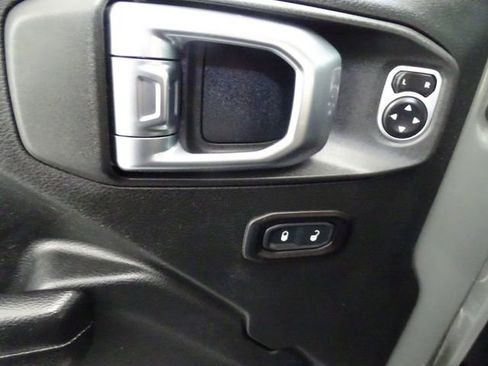 Used 2018 Jeep Wrangler Sport S image 3