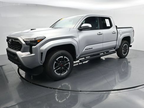 Used 2024 Toyota Tacoma TRD Sport w/ TRD Sport Upgrade Package AWD/4WD image 4