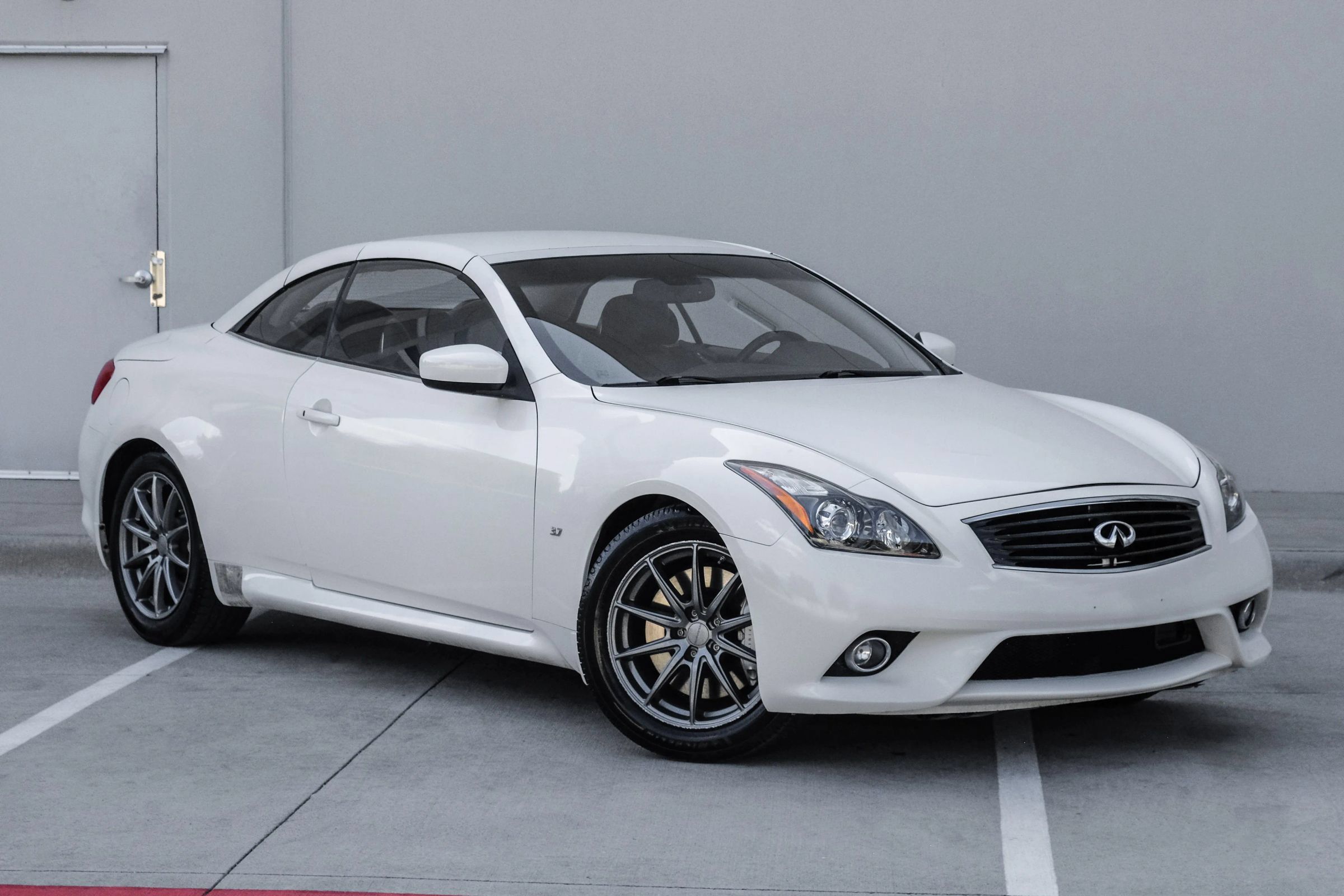Used 2015 INFINITI Q60 Convertible w/ Premium Package RWD image 3