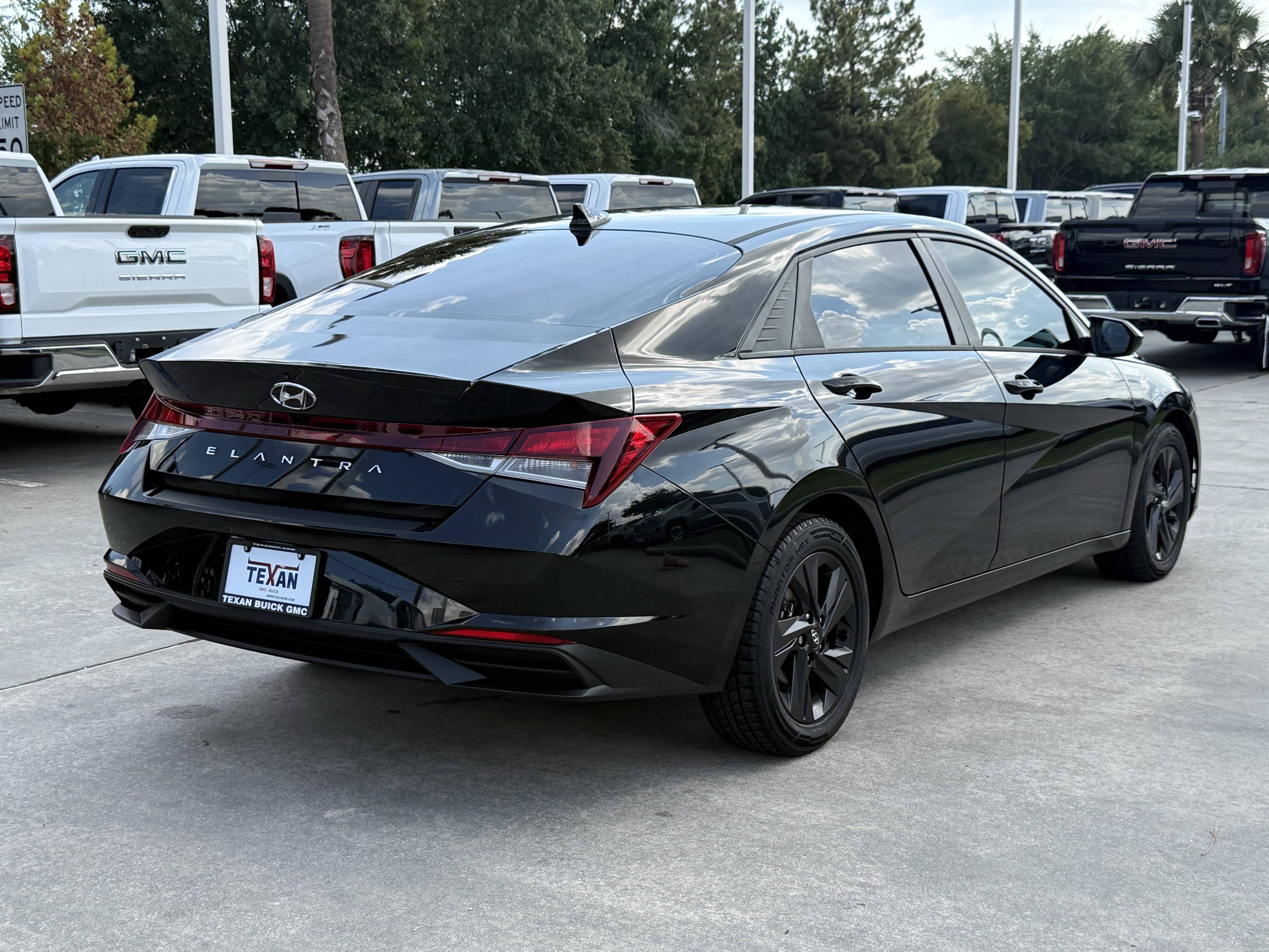 Used 2022 Hyundai Elantra SEL w/ Convenience Package FWD image 5