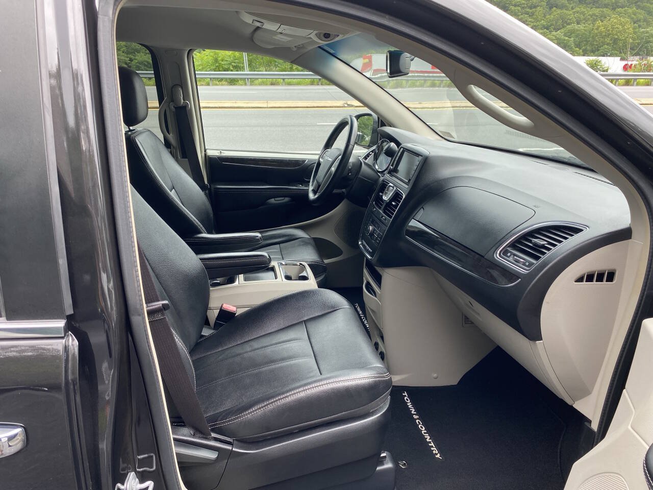 Used 2015 Chrysler Town & Country Touring w/ Driver Convenience Group FWD image 12