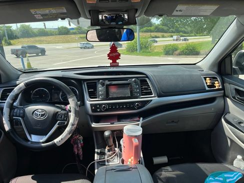 Used 2019 Toyota Highlander LE w/ Carpet Mat Package (TMS) FWD image 5