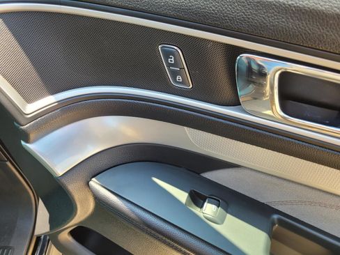 Used 2017 Ford Explorer XLT w/ Equipment Group 202A FWD image 9
