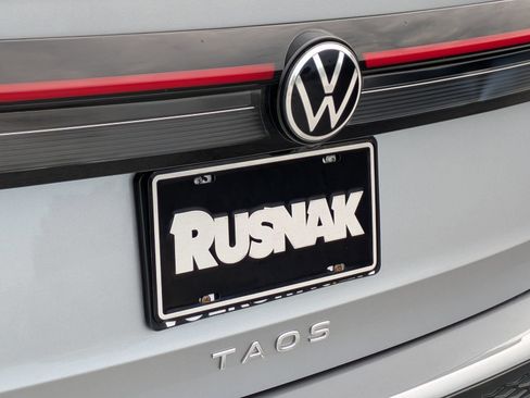 Used 2025 Volkswagen Taos SE w/ Panoramic Sunroof Package FWD image 19