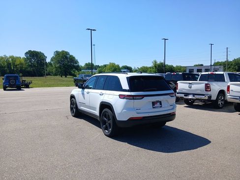 Used 2023 Jeep Grand Cherokee Limited w/ Black Appearance Package AWD/4WD image 6