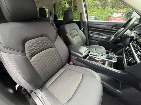 Used 2025 Nissan Pathfinder SV FWD image 31