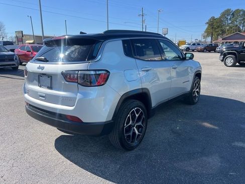 Used 2025 Jeep Compass Limited image 9