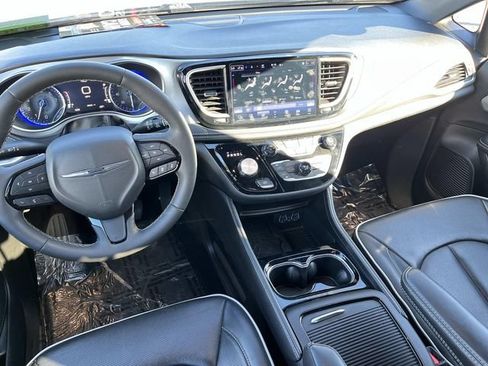 Used 2025 Chrysler Pacifica Limited FWD image 13