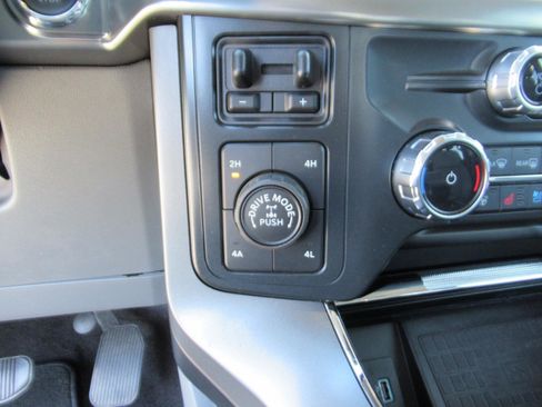 Used 2022 Ford F150 Lariat w/ Equipment Group 502A High image 31