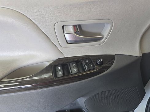 Used 2017 Toyota Sienna XLE image 22
