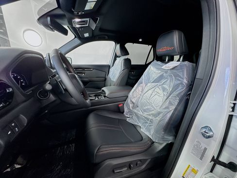 Used 2025 Honda Pilot TrailSport image 11