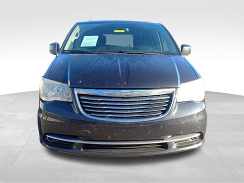 Used 2014 Chrysler Town & Country Touring image 2