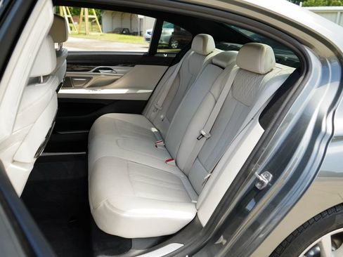 Used 2019 BMW 750i w/ Executive Package RWD image 9