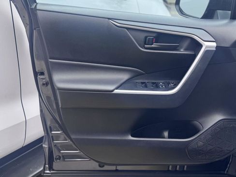 Used 2019 Toyota RAV4 LE AWD/4WD image 11