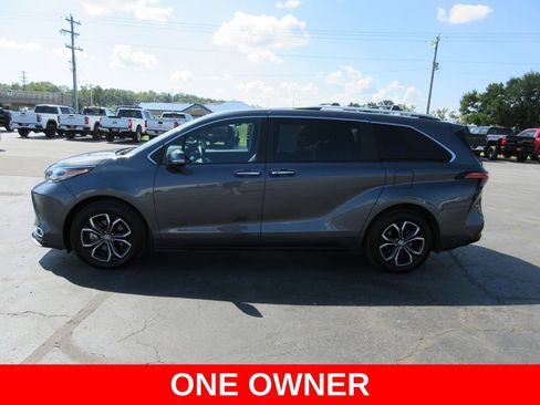 Used 2025 Toyota Sienna Platinum AWD/4WD image 10