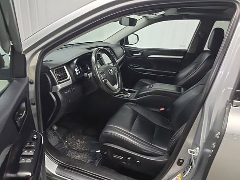 Used 2019 Toyota Highlander XLE AWD/4WD image 29